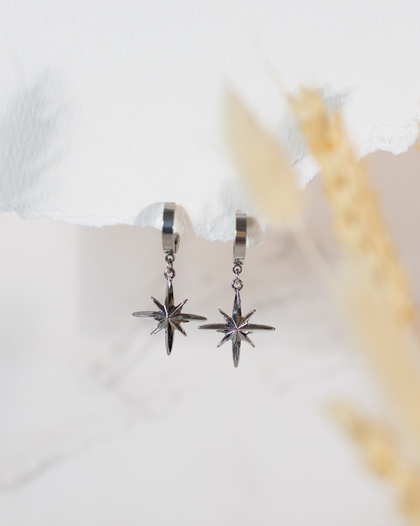 Oslo Star Hanger Huggies - Silver